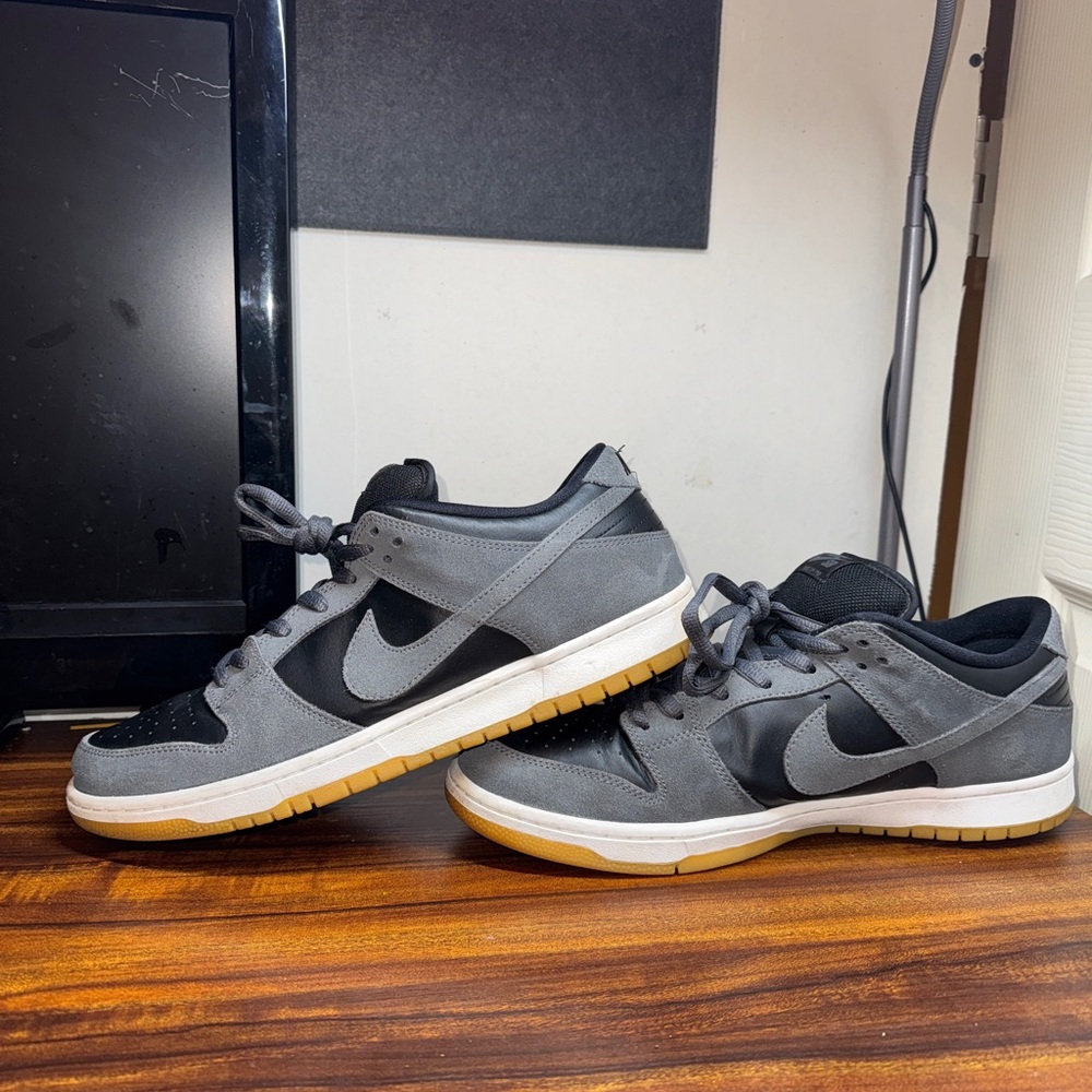 Nike Men's Black and Gray Sneakers with Gum Sole